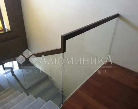 Стекло. Точечные крепления из нержавейки. Деревянный поручень.
